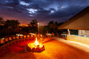 Madikwe Hills Private Game Lodge: Abendessen am Lagerfeuer bei Sonnenuntergang