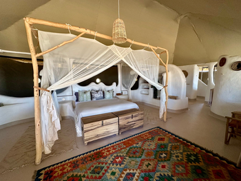 Moela Safari Lodge Moela Safari Lodge: Luxury Suite - Teppich vor dem Bett