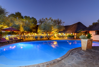 Namib Desert Lodge: Pool bei Nacht