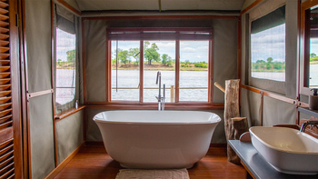 Ndhovu Safari Lodge: River Suite