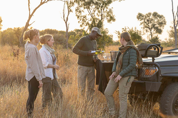 Notten's Bush Camp: Gäste genießen Sundowner am Safarifahrzeug