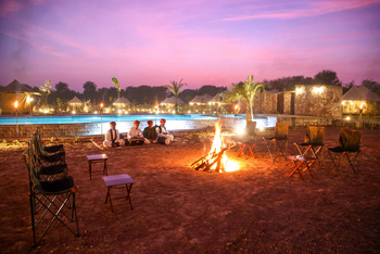 TUTC Sawai Shivir: Musikanten am Feuer