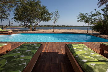 Zambezi Mubala Lodge: Liegen am Pool