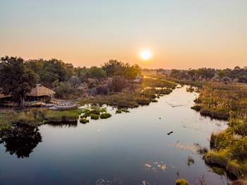 4 Rivers Camp 4 Rivers Camp: Boma vor dem Hauptgebäude