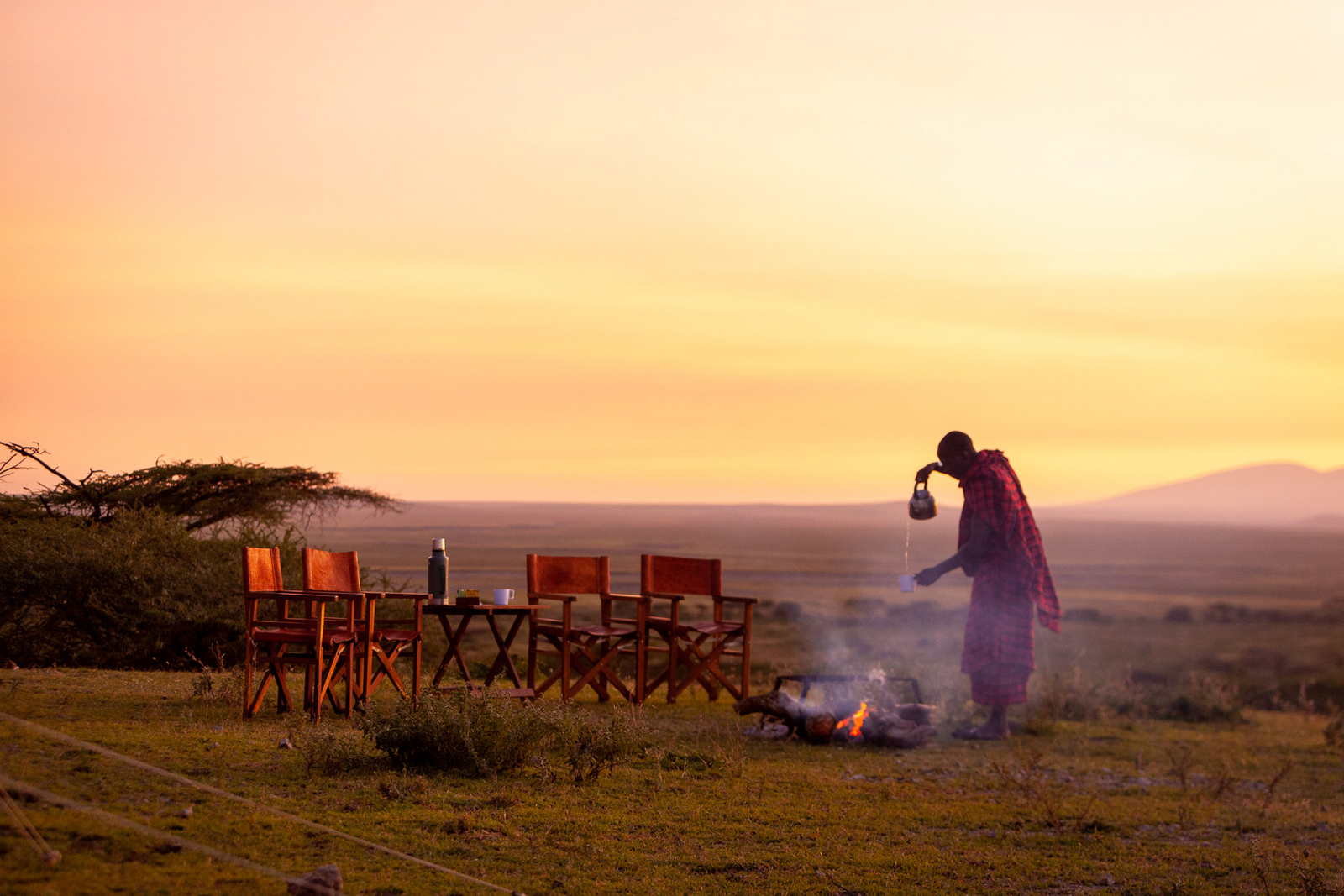 Adventure Fly-Camping Adventure Fly-Camping: Mitarbeiter am Lagerfeuer