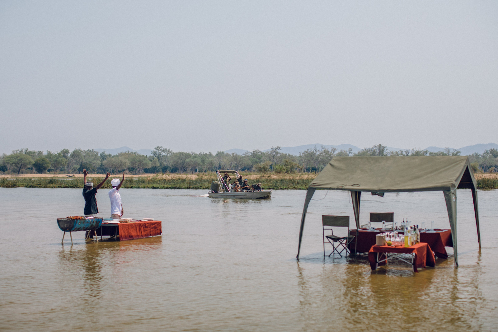Classic Zambia Safaris Classic Zambia Safaris: Lunch im Fluss
