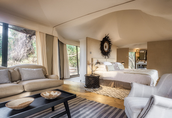 Ilkeliani Camp: Premium Suite - Lounge und Bett