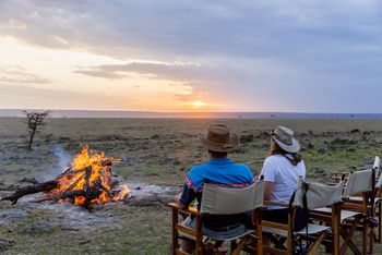 Karen Blixen Camp: Sundowner am Lagerfeuer