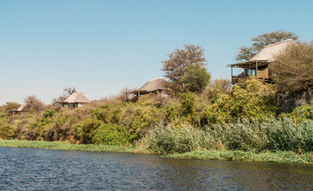 Leroo La Tau Lodge: Gästechalets am Boteti-Ufer
