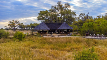 Little Sable Camp: Hauptzelt mit Feuerstelle