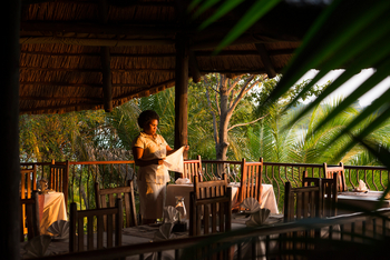 Mukambi Safari Lodge: Mitarbeiterin deckt den Tisch