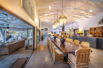 Mushara Outpost: Esstisch mit Korbsesseln