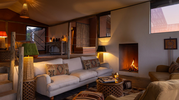 Saruni Eagle View Saruni Eagle View: Kamin und Sofa