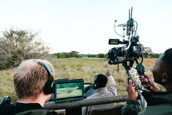 andBeyond Phinda Rock Lodge: Professionelle Tierfilmcrew im Busch bei Morgenlicht