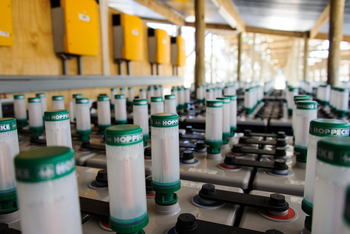 Mombo Camp: Batterien für Solarstrom