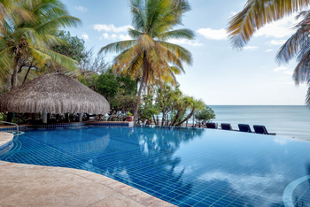 Anantara Bazaruto Island Resort: Pool mit Bar