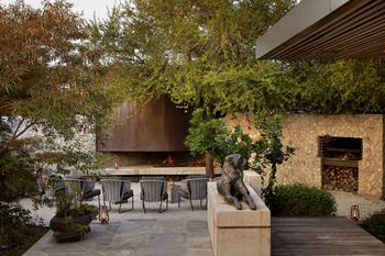 Cheetah Plains: Outdoor-Lounge mit Feuerstelle und Hundeskulptur