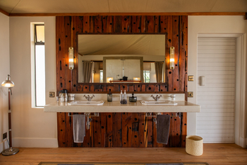 Elewana Lodo Springs: Doppelwaschbecken mit Spiegel frontal