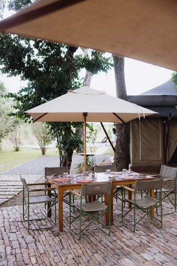 Elewana Sand River Masai Mara Camp Elewana Sand River Masai Mara Camp: Lunch unter Sonnenschirm