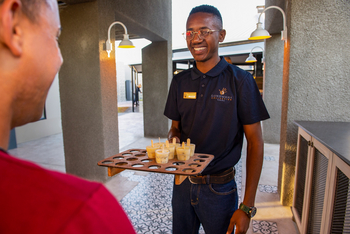 Etosha King Nehale Lodge Etosha King Nehale Lodge: Kellner