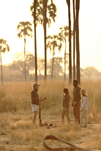 Ikuka Safari Camp: Guide mit Gästen