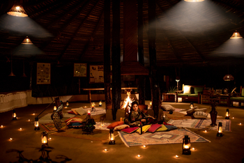 Kanha Jungle Lodge: Laternen und Kissen in der Lounge