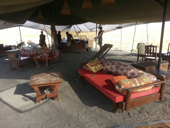 Lake Natron Camp: Sofas im Hauptzelt
