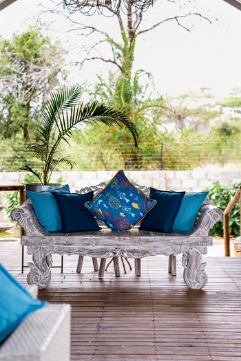 Lenyebi River Lodge: Sofa