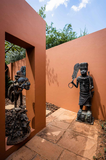 Mateya Safari Lodge: Zwei Statuen im Sonnenschein