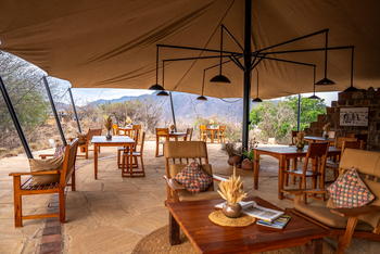 Mkomazi Wilderness Retreat: Gemeinschaftsraum mit bequemen Loungesesseln und Steinwand