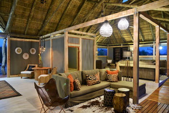 Nogatsaa Pans Chobe Lodge: Sofa in der Lounge