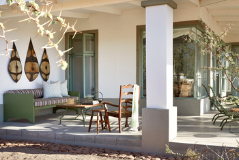 Nooishof: Sofa unter dem Vordach