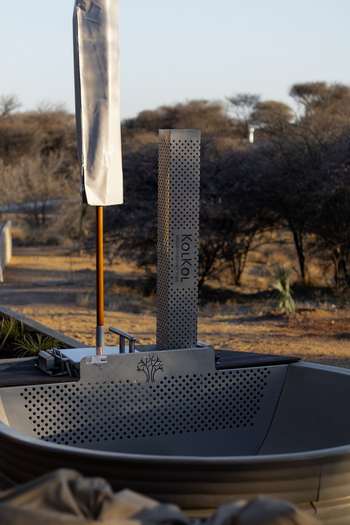 Otjiwa Thornbush Tented Camp: KolKol Badetonne auf Holzdeck im Busch