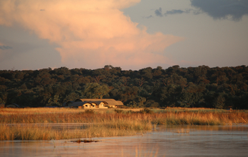 Serondela Lodge: Safarilodge am Flussufer im goldenen Morgenlicht