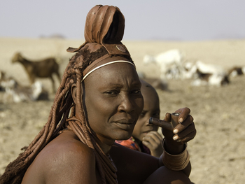 Serra Cafema Serra Cafema: Himba-Frau mit Pfeife