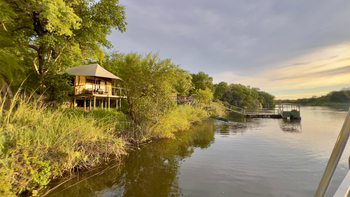 Shametu River Lodge: Lage am Okavango