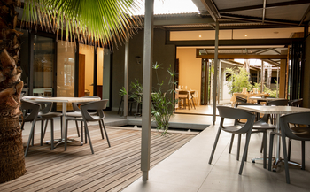 The Elegant Guesthouse: Tische im Innenhof