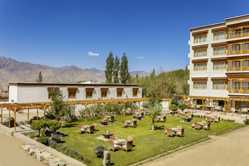 The Grand Dragon Hotel: Tische im Garten