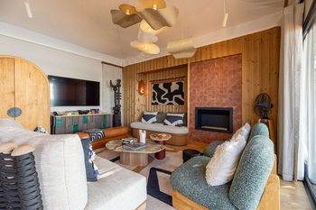 Anantara Tented Camp Kafue River: Lounge mit Kamin