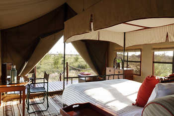 Camp Kalahari: Doppelbett mit Blick