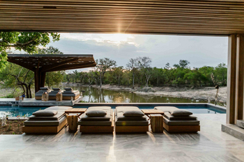 Cheetah Plains Mapogo House: Die Terrasse mit Blick auf den Fluss
