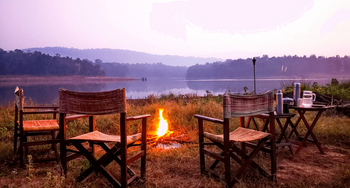 Forsyth Lodge Forsyth Lodge: Lagerfeuer am Seeufer