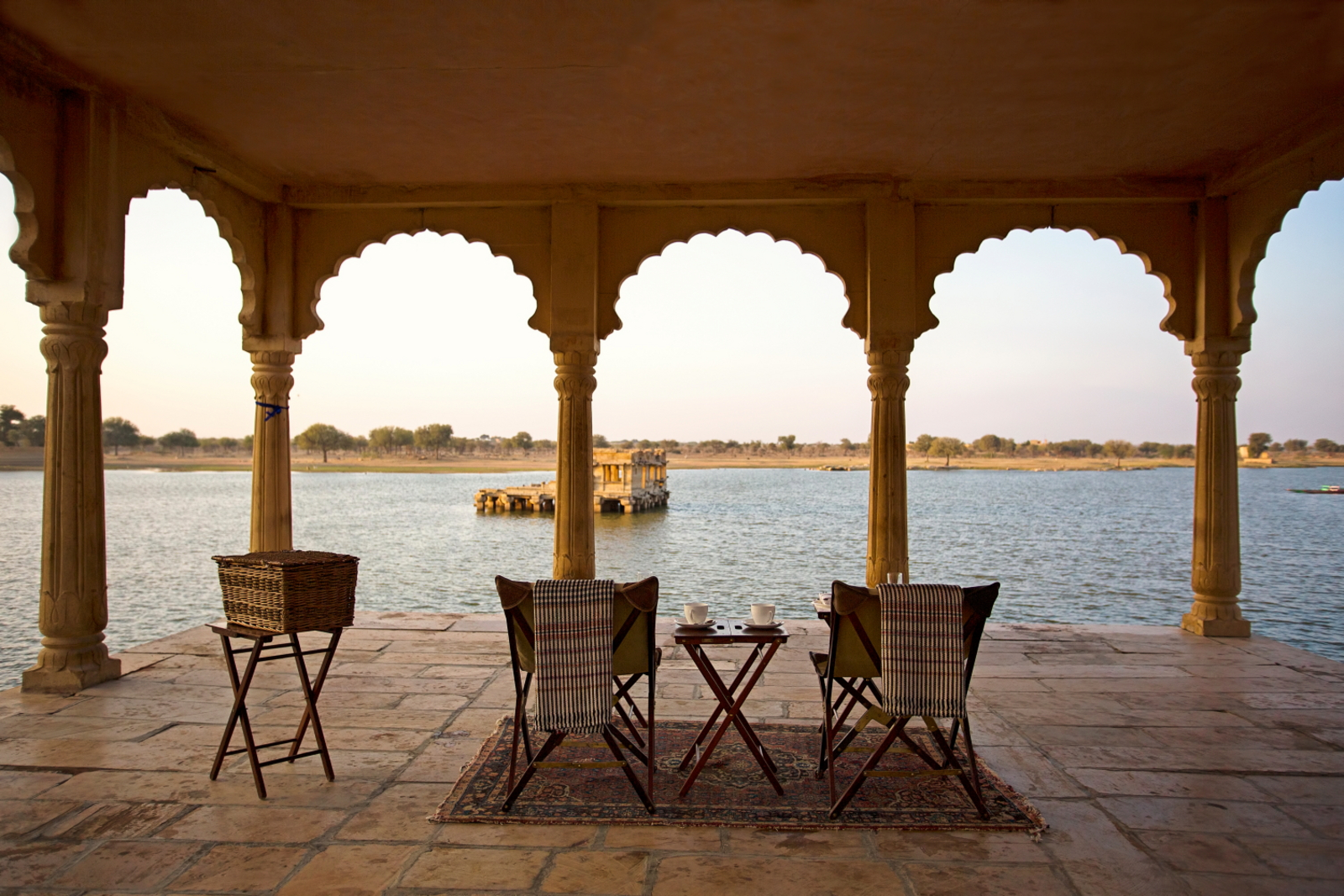 Sujan The Serai Sujan The Serai: Ausflug zum Pavillon am See zum Nachmittagstee