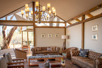 Kwara Camp Kwara Camp: Sofas in der Lounge