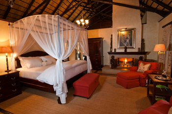 Mateya Safari Lodge: Schlafzimmer mit Himmelbett und Kamin