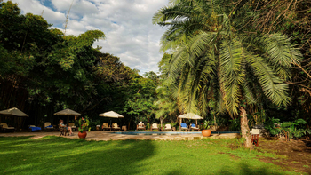 Moivaro Lodge: Entspannung im Schatten am Poolbereich
