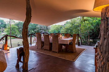 Mukambi Fig Tree Bush Camp: Großer Tisch