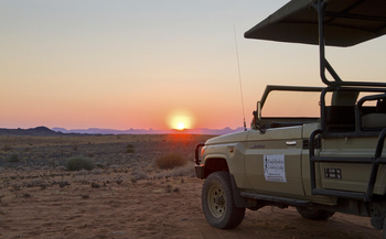 Twyfelfontein Country Lodge: Fahrt bei Sonnenuntergang