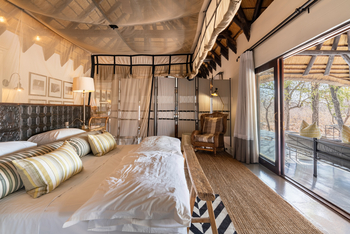 Villa Mushara: Moskitonetz über dem Bett