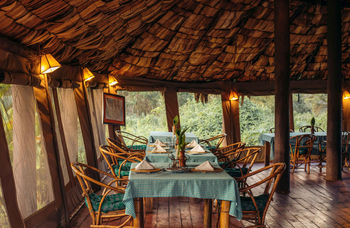 Crater Forest Tented Camp: Rustikaler Speisesaal mit gedeckten Tischen